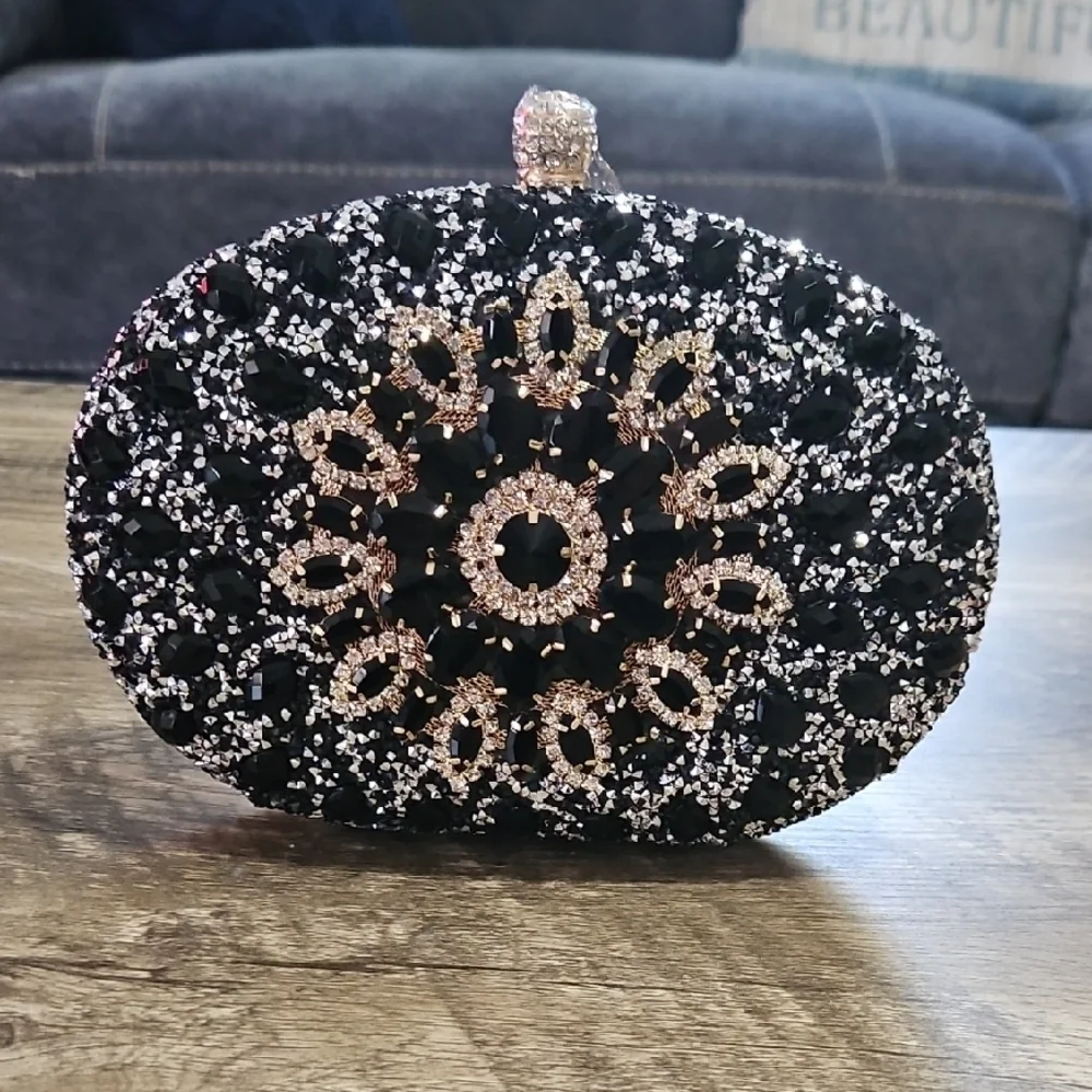 Elegant Black and Gold Crossbody Bag with Ornate Frame - Picture 4 of 11